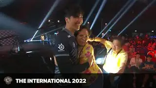 OG Taiga hugs his parents live on TI11 stage