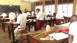 Agabuutikidde Abayizi okusomera  ku masimu ab'ebyenjigiriza balungamizza tebannasaawo mateeka ganaak