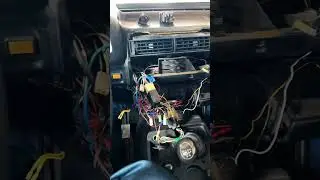Relocating the radio in a Niva. The result is in the end. 