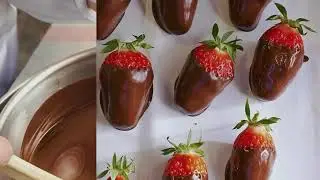 Recette pas-à-pas : Fraises et feuilles de menthes enrobés de chocolat | regal.fr