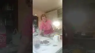 Бабушка лина моет руки