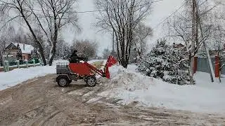 Минипогрузчик на гидромеханическом ходу.Чистка снега