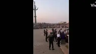 Фаер шоу в г. Мирный. С многочисленными на рядами полиции, а также членами администрации.