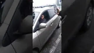 tlustý taxikář krade telefon z cizího auta