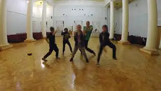 Эй ты! Ты там с нами? Давай займёмся танцами!