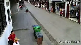 White horse runs wild in Anhui and injures three