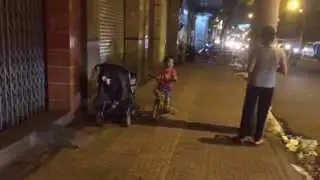 Cu Cọp đạp xe đạp