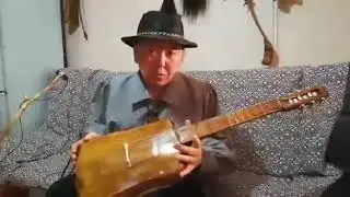 Руслан Габышев саҥа инструменын туһунан кэпсиир.