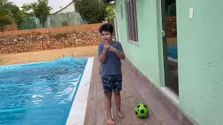Desafio da bola por cima da piscina