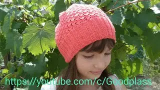 Cap with knitting needles Knitting in a circle pattern Sprockets in staggered order.