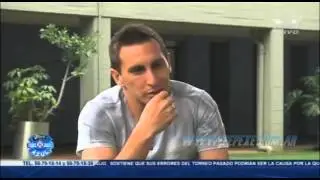Chaco Gimenez le mira la cola a Lionel Messi