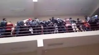 Jóvenes caen del 5to piso