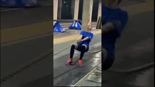 Зина тянет канатный тренажёр