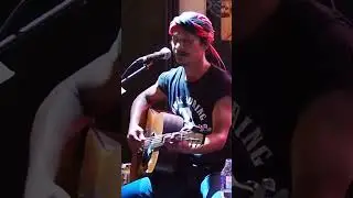 ในเวลาปวดร้าวเรื่องราวหมองใจมันอยากร่ำร้องทำนองเศร้าตรม #folksongเพื่อชีวิต   #แว่นอภิชาติ