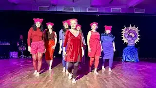 Cinnabar, Hot Fuchsia oder einfach Violett | Frauentanztheater