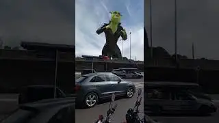 shrek não binário dança em rodovia e choca a todos