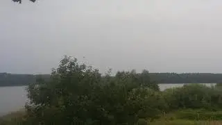 Пилот катает кого то из семьи соседа на вертолете  ,показывает окресности  озера Волго.