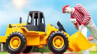 Видео про большие строительные машинки и игры с песком. Веселый Клоун строит куличики в песочнице