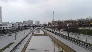 Поезд метро Москва на Сокольнической линии проезжает по Преображенскому метромосту. Москва.