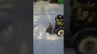 На колесах цепи, задний привод блокированный, 11 лс.
