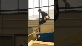 Freerunning line at cool gym / Связка в крутом паркур-парке 