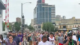 BUCKS PARADE CROWD