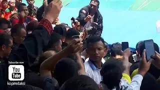 RIBUAN WARGA BERDESAKAN SAMBUT JOKOWI