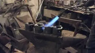 ЧТО ОН ДЕЛАЕТ? Он,их наверно расплавит? А,как же,полный газ?