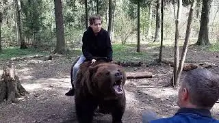 Эрик верхом на медведе Томе