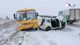 Школьный автобус столкнулся с легковушкой