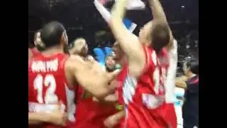 Slavlje igraca sa navijacima posle pobede nad Francuskom 90 - 85