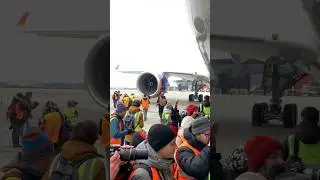 У шасси самолета