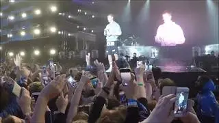 justin bieber esquiva botellazo por no cantar despacito en festival