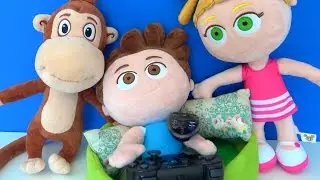 Kukuli Akşam Yatmaz Sabah Kalkmaz Şarkısı - Minky TV izliyor oyun oynuyor bilgisayardan ayrılmıyor.