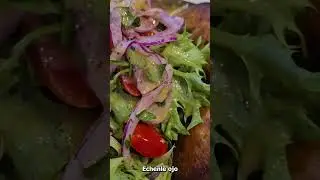 “Motek” significa “cariño” en hebreo, y así es como te recibe este restaurante israelí mediterráneo