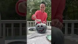 TERRACOTTA PUMPKIN DIY This is a fun and easy  Pumpkin Decorating Hack! #momhack #halloween