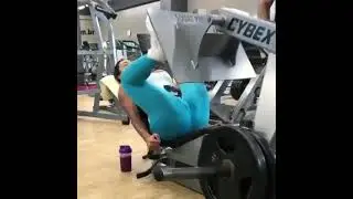 Девушка упражнение на ноги