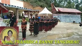 Menerima tamu rambu solo'