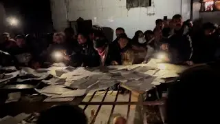 アサド政権の「悪名高き刑務所」で家族を探すシリア国民、米政府は大量処刑が行われていたと指摘