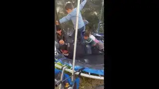 ילדים מפרקים במכות שני מבוגרים