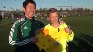 Aron ontvangt FIFA shirt bij de FC Rijnvogels