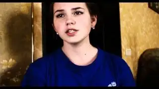 Симпатичная девушка поет кавер Я тебя не отдам
