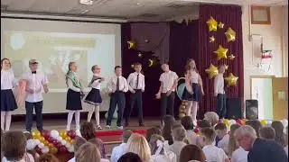 Школьные частушки - концерт учеников 4-го класса для учителей и родителей.