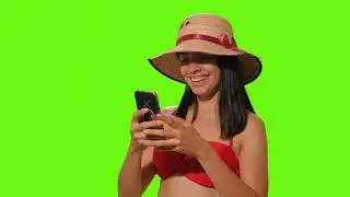 chica en bikini tomándose un selfie chroma key