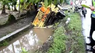 TRUK MASUK KALI & MOBIL TERTIMPA POHON