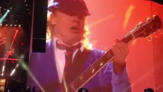Angus Young vs Guns n' Roses - Whole Lotta Rosie