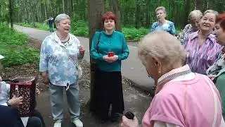 Измайловский парк. Поют постоянные посетители. Играет Ю. Сергеевич. 16.06.24.