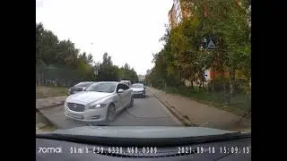 Видела, что полоса занята и всё равно поехала. Или вообще не смотрела?