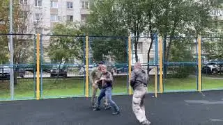 Один против толпы.