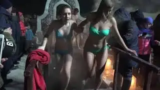 rus kızların buzlu göl banyosu , Ortodoks bayrami /russian people bathing in ice lake,